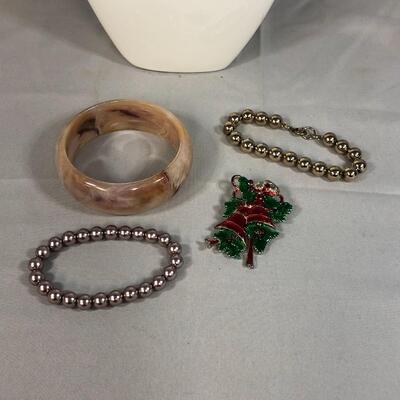 Lot 21 - (4) Pieces of Jewelry