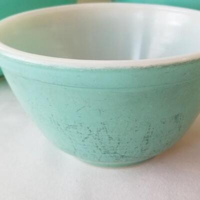 Lot #134  4 piece mixing bowl set - vintage PYREX