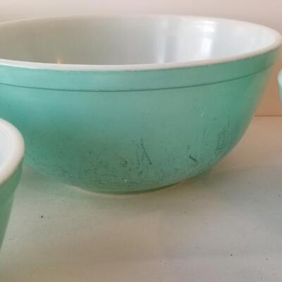 Lot #134  4 piece mixing bowl set - vintage PYREX