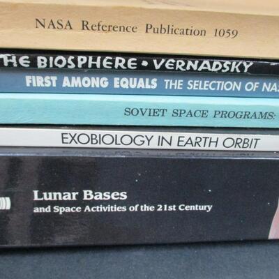 Lot 42 - NASA & Space Books