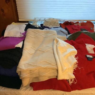 162 Lot of Ladies tops and sweaters size small 