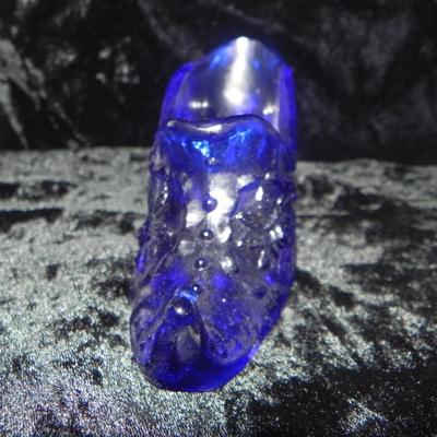 FENTON COLBOLT BLUE GLASS SHOE-COLBOLT BLUE SALT & PEPPER SHAKERS - HURRICAN OIL LAMP-