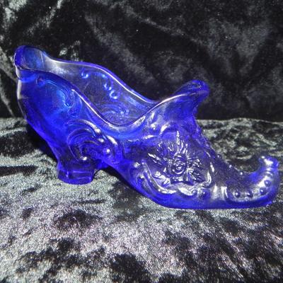 FENTON COLBOLT BLUE GLASS SHOE-COLBOLT BLUE SALT & PEPPER SHAKERS - HURRICAN OIL LAMP-