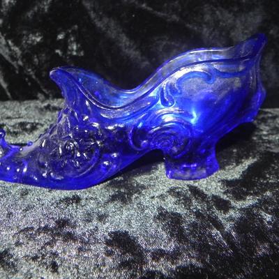 FENTON COLBOLT BLUE GLASS SHOE-COLBOLT BLUE SALT & PEPPER SHAKERS - HURRICAN OIL LAMP-