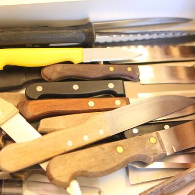 Lot 24 Knife Drawer Contents