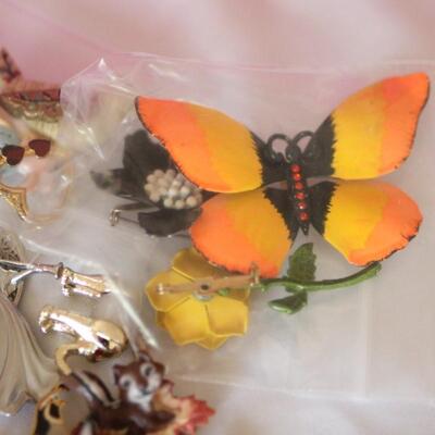 Lot 100 New/Vintage Brooches