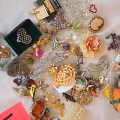 Lot 100 New/Vintage Brooches