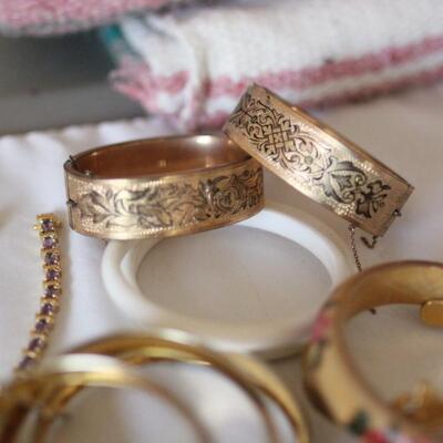 Lot 105 Bangle/Bracelet Jewelry Lot