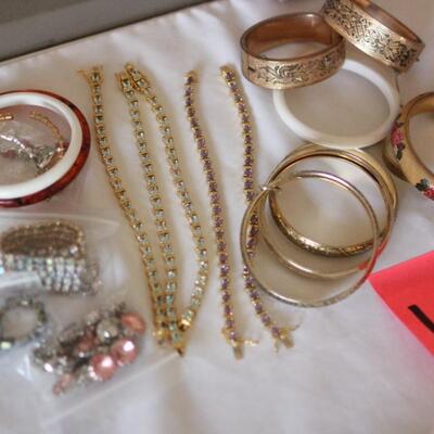 Lot 105 Bangle/Bracelet Jewelry Lot