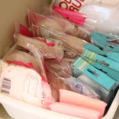 Lot 126 NWT Hair Clips, Sponges, Hair Bows & More