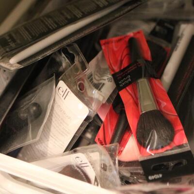Lot 130 NWT Make Up Brushes, Mirrors & More 
