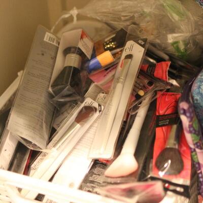 Lot 130 NWT Make Up Brushes, Mirrors & More 