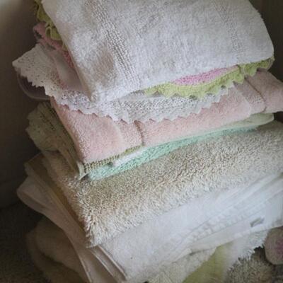 Lot 138 Decorative Rugs, Bath Rugs (many NWT) #1