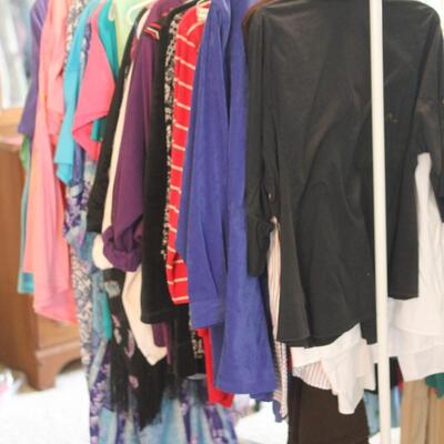 Lot 142 2 Clothing Racks (Racks, Clothing, Hangers) #2