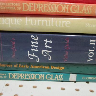 Lot 109 - Antique Collector Books - Depression Glass - Fine Art