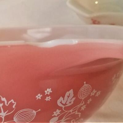 Lot #196  Hard to find PINK Pyrex 4 piece Mixing Bowl Set