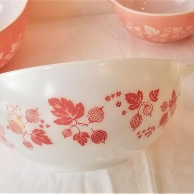 Lot #196  Hard to find PINK Pyrex 4 piece Mixing Bowl Set