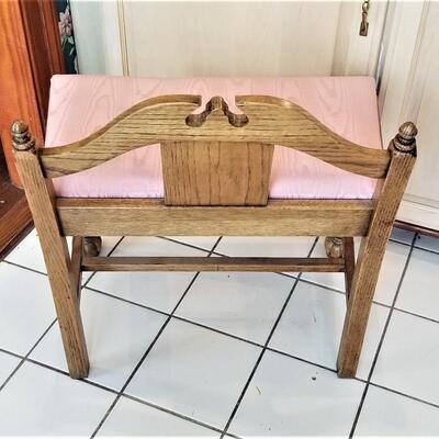 Lot #197  Vintage Vanity Seat - clean