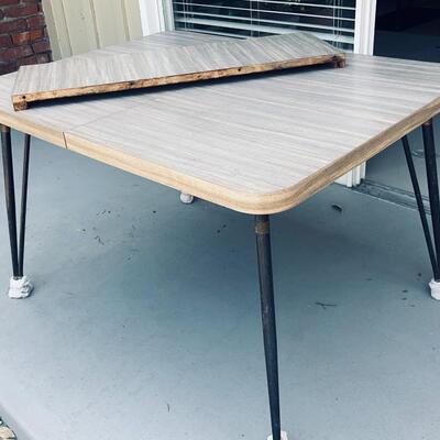 Lot 489  Vintage 1960s Gray Wood Grain Formica Dinette Table w/Extra Leaf