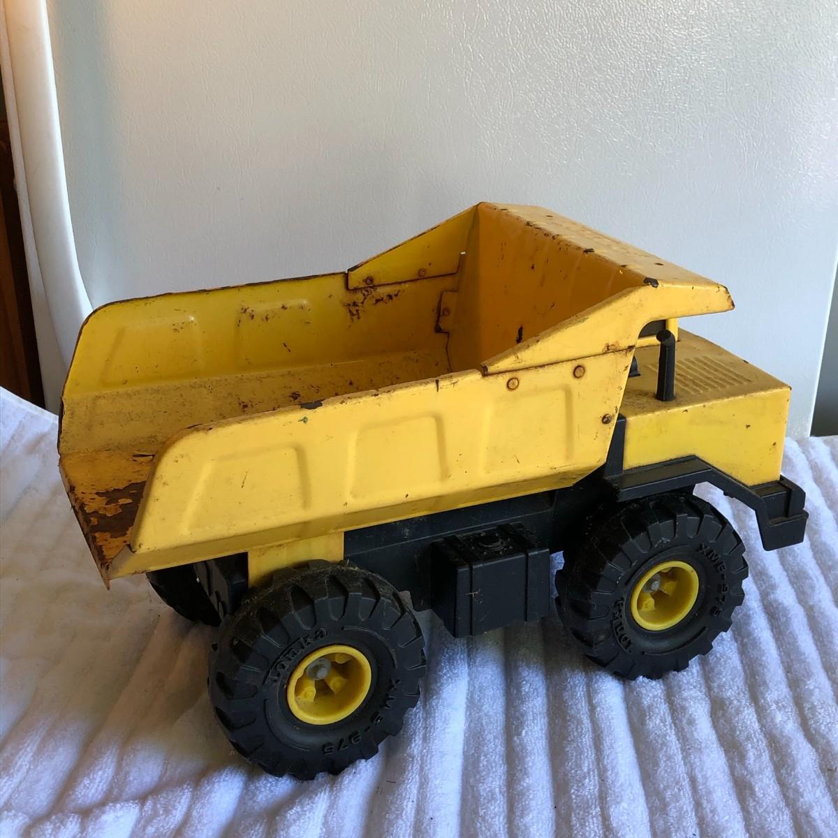 Lot 13 - Yellow TONKA Dump Truck | EstateSales.org