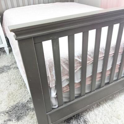 Million Dollar Baby Full size Convertible Crib/bed 