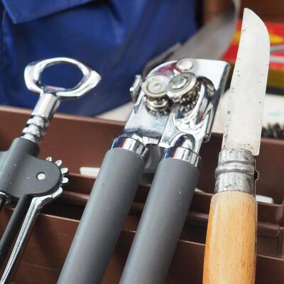 lot 88 Thermos and barbecue tools