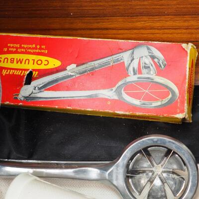lot 88 Thermos and barbecue tools