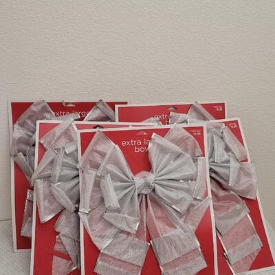 Lot 2: Bundle of New Christmas Large Accent Bows