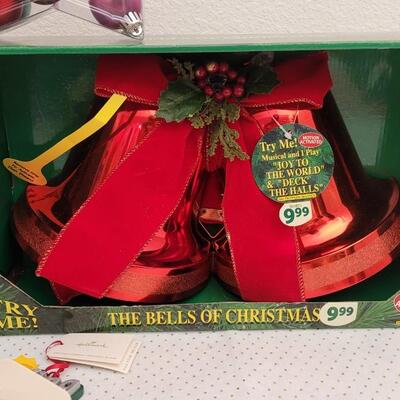 Lot 8: Assorted NEW Christmas Accents and Essentials 