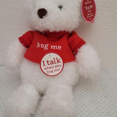 Lot 21: New Retired 2011 HUG ME Bear - WORKS