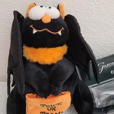 Lot 44: Assorted Halloween Collectibles - Who Put the Bomp Needs Batteries but Works 