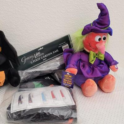 Lot 44: Assorted Halloween Collectibles - Who Put the Bomp Needs Batteries but Works 