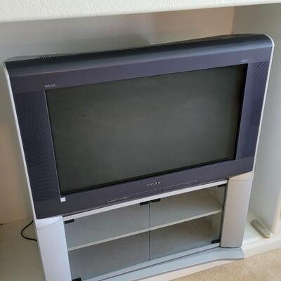 Lot 58: Large SONY WEGA HDTV Television 