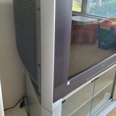 Lot 58: Large SONY WEGA HDTV Television 