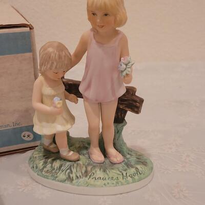 Lot 113: Frances Hook "Sister's" Figurine and Frances Hook Porcelain Thimbles 