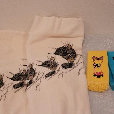 Lot 119: Vintage Unused Cat Towels and Fingertip Towels