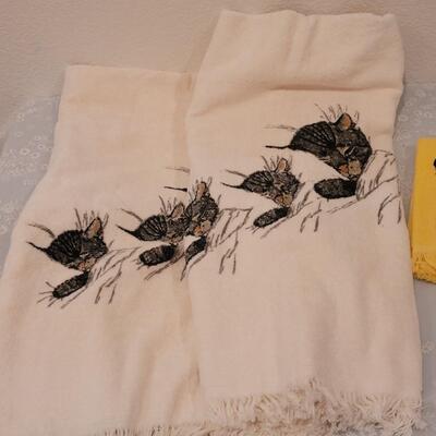 Lot 119: Vintage Unused Cat Towels and Fingertip Towels