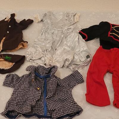 Lot 136: Antique/Vintage Doll Clothes