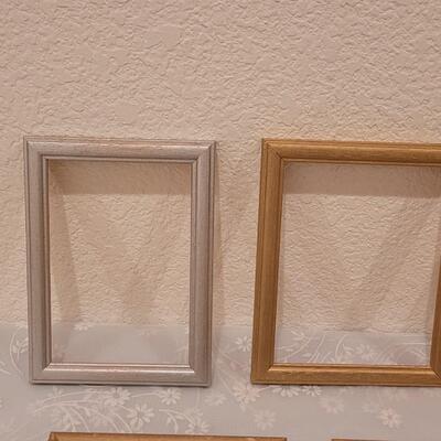 Lot 152: Small Picture Frames Lot (only one has glass)