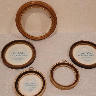 Lot 156: Round Picture Frames Lot 