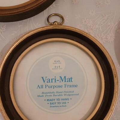 Lot 156: Round Picture Frames Lot 