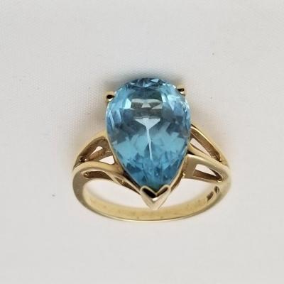 Lot #250  14kt Yellow Gold Ring set with Blue Topaz, size 8