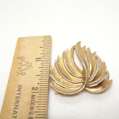 Gold Tone Leaf Pin Brooch 