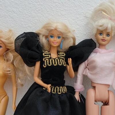 Lot 185: Assorted Vintage BARBIE Dolls 
