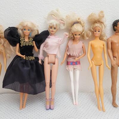 Lot 185: Assorted Vintage BARBIE Dolls 