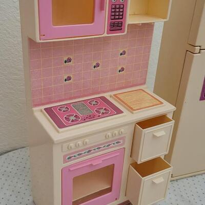 Lot 189: Vintage BARBIE Accessories - Refrigerator and Oven Combo