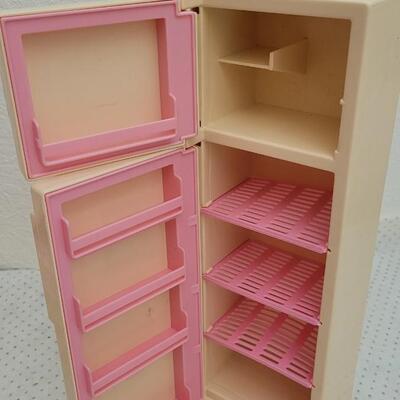Lot 189: Vintage BARBIE Accessories - Refrigerator and Oven Combo