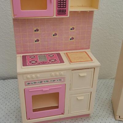 Lot 189: Vintage BARBIE Accessories - Refrigerator and Oven Combo