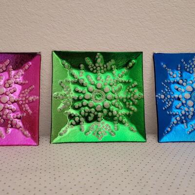 Lot 191: Assorted Colors New Christmas Deco Plates