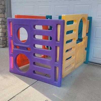 Lot 204: Vintage 4-Wall Playcenter 4 Foot Squared